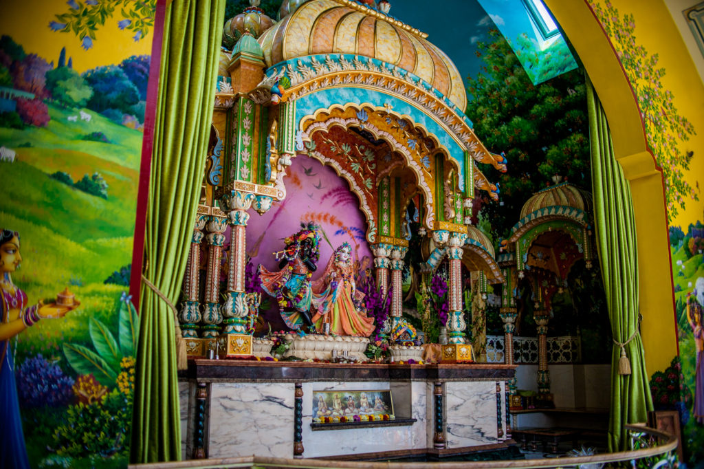 Temppeli. Krishna-laakso Intialainen kulttuurikeskus ja luomutila Unkarissa Somogyvámosissa